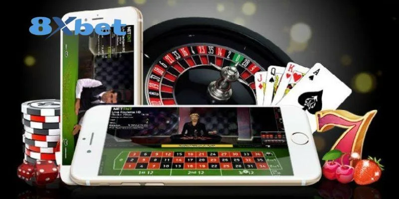 Ảnh quảng bá 8xbet với hai điện thoại hiển thị bàn roulette trực tuyến, chip và bài
