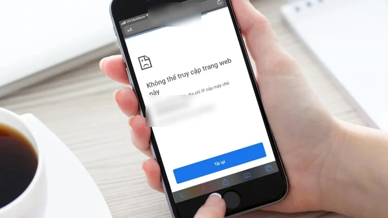 Bàn tay cầm điện thoại hiển thị thông báo “Không thể truy cập trang web này”, minh họa tình trạng 8xbet bị chặn và nhu cầu đổi sang link 8xbet mới