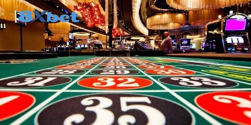 Mặt bàn roulette với các ô số đỏ đen như 29, 32, 35 nhìn cận cảnh, logo 8Xbet ở góc trái