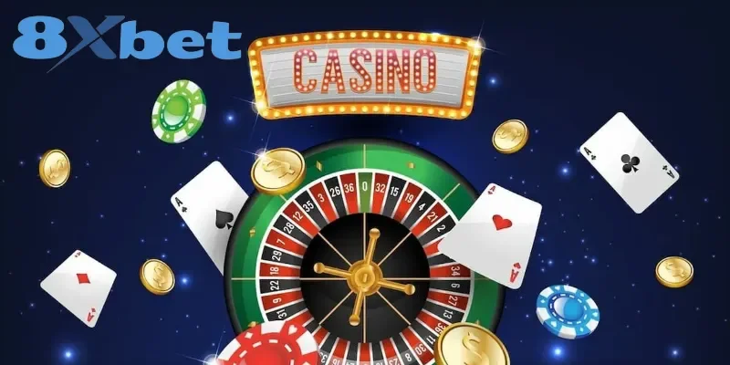 Vòng quay roulette, lá bài, phỉnh và biển CASINO phát sáng kèm logo 8Xbet, minh họa sảnh 8xbet casino.