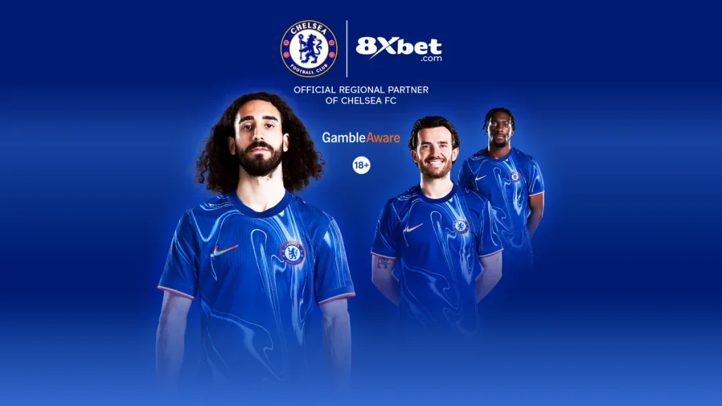Ảnh công bố 8xbet Chelsea với logo Chelsea FC, logo 8Xbet, dòng chữ Official Regional Partner of Chelsea FC và ba cầu thủ Chelsea