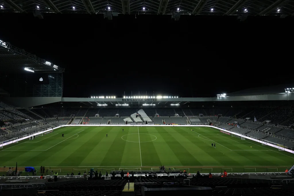 Sân St James' Park của Newcastle United về đêm, nơi thi đấu của đối tác khu vực châu Á của 8xbet