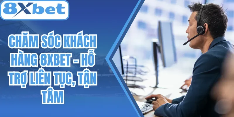 Nhân viên đeo tai nghe làm việc trước màn hình máy tính, minh họa chăm sóc khách hàng 8xbet hỗ trợ 24/7