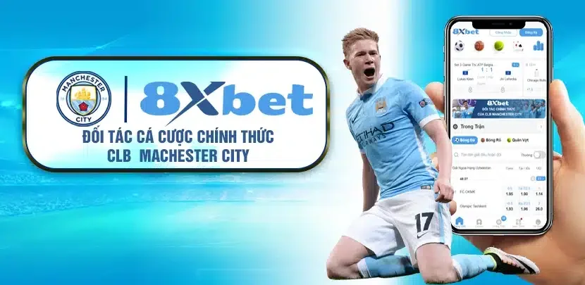 Banner logo Manchester City và 8Xbet với dòng chữ đối tác cá cược chính thức, bên cạnh cầu thủ áo xanh và điện thoại hiển thị ứng dụng 8xbet