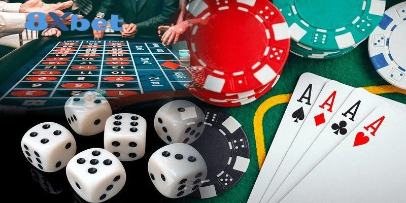 Xúc xắc trắng, phỉnh nhiều màu, bốn lá át và bàn roulette, logo 8Xbet ở góc trên