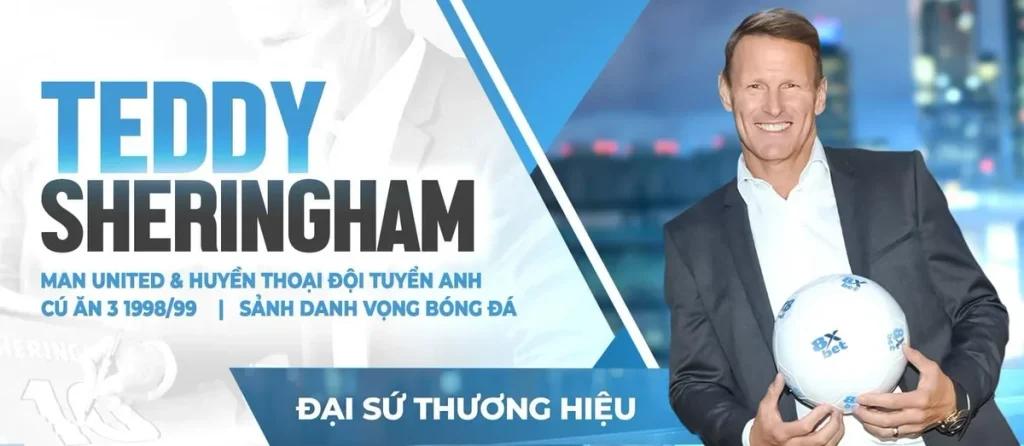 Banner Teddy Sheringham cầm quả bóng có logo 8Xbet với dòng chữ Đại sứ thương hiệu