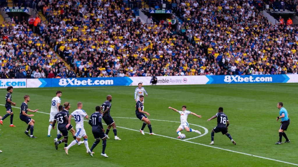 Bảng LED 8Xbet.com quanh sân Elland Road trong một trận đấu của Leeds United
