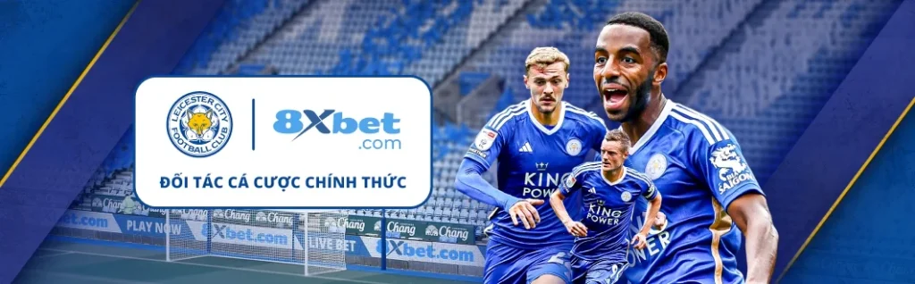 Banner logo Leicester City và 8Xbet với dòng chữ Đối tác cá cược chính thức cùng ba cầu thủ Leicester