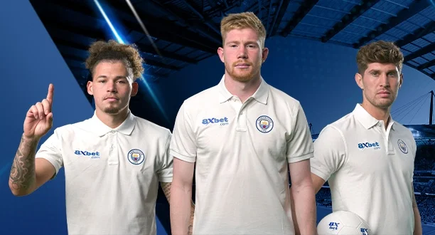 Ba cầu thủ Manchester City mặc áo polo trắng có logo 8Xbet và huy hiệu Man City