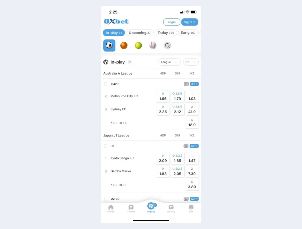 Ảnh chụp giao diện di động 8xbet với nút Login, Sign Up, tab In-play và bảng tỷ lệ các trận đang diễn ra