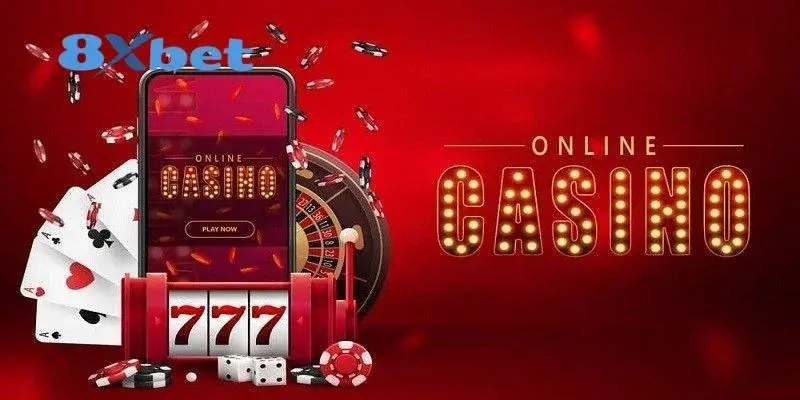 8xbet Điện thoại hiển thị Online Casino cạnh máy slot 777, bàn roulette, bài và chip, có logo 8XBET