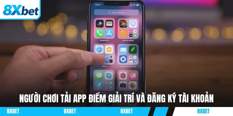 Người dùng thao tác trên điện thoại để tải ứng dụng và đăng ký tài khoản 8xbet