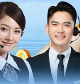 Nhân viên nữ và nam đeo tai nghe mỉm cười, minh họa đội ngũ chăm sóc khách hàng 8xbet hỗ trợ 24/7