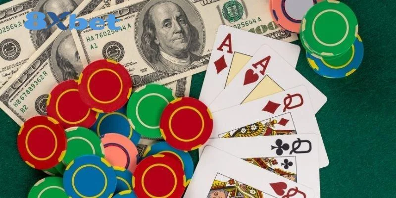 Tiền giấy, phỉnh và bài tây trên mặt bàn xanh kèm logo 8XBET, minh họa nhà cái 8xbet