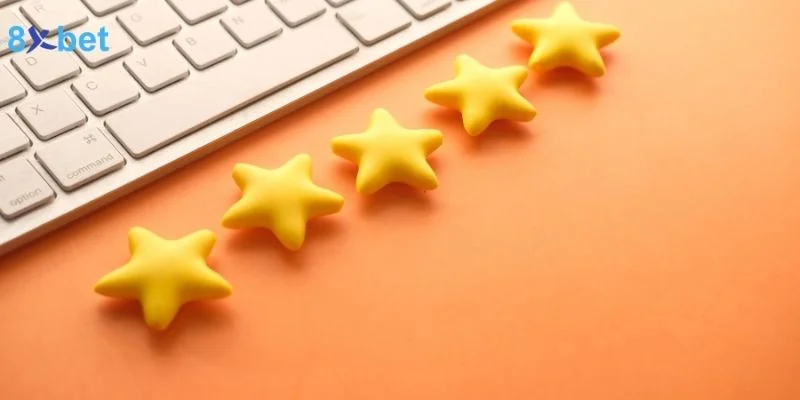 Năm ngôi sao vàng xếp cạnh bàn phím máy tính trên nền cam, minh họa ưu đãi 5 sao tại 8xbet