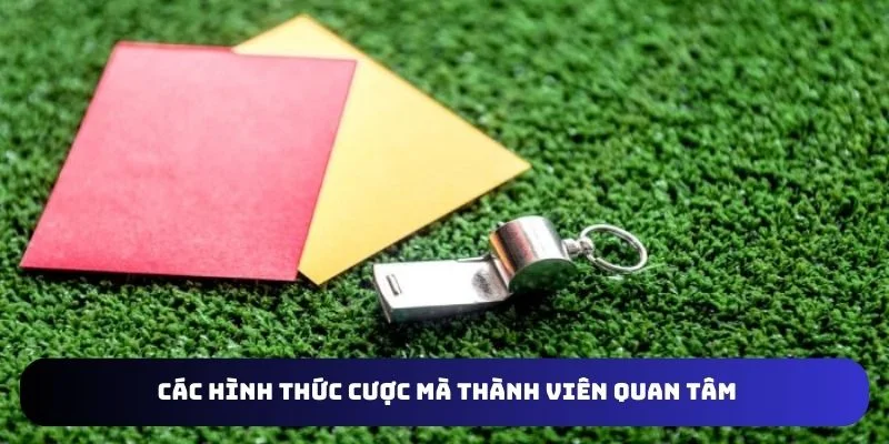 Thẻ đỏ, thẻ vàng và chiếc còi trọng tài đặt trên mặt cỏ